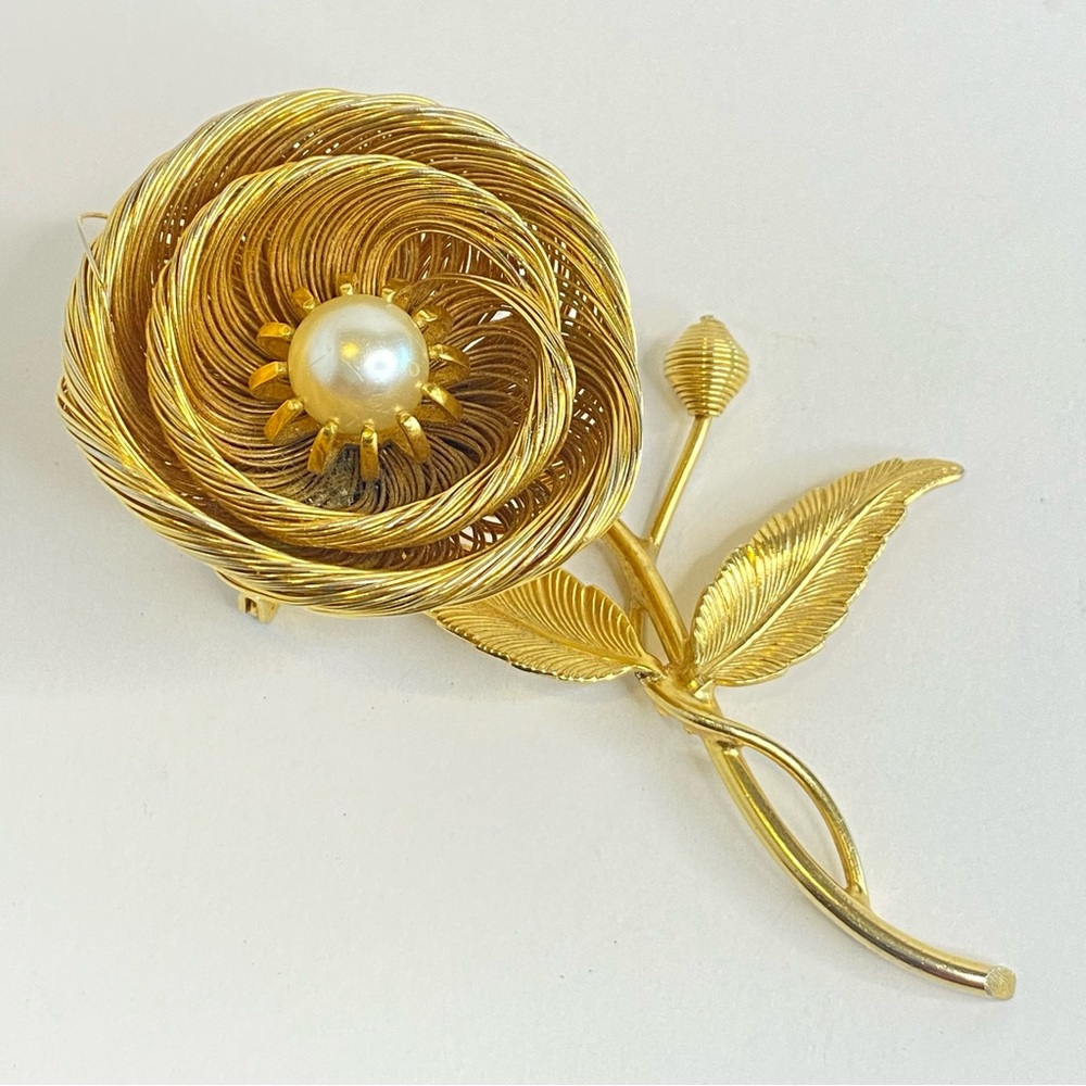 Vintage Jeanne Brooch Floral Signed Gold Tone Wire Flower Faux Pearl Center 3.25